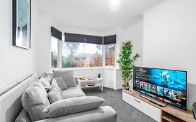 4 Bedroom House - Accommodates 7 - Garden - Parking - Netflix - Wifi - 559T
